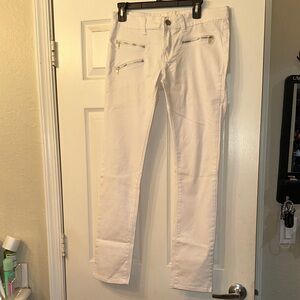 Elegant Cream Skinny Jeans with Zipper Accents